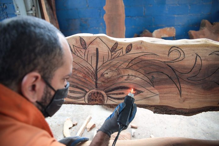 Do lixo ao luxo: garis artesãos transformam troncos de árvores em obras arte