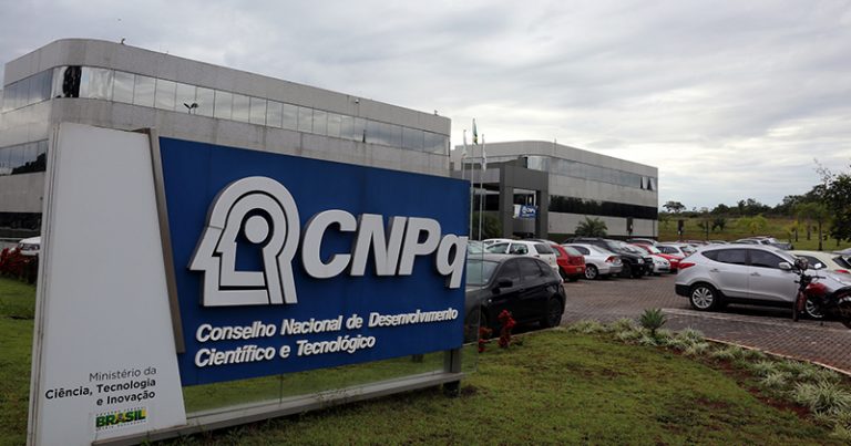 Apagão na ciência: Sem backup, servidor do CNPq queima e milhares de dados acadêmicos desaparecem