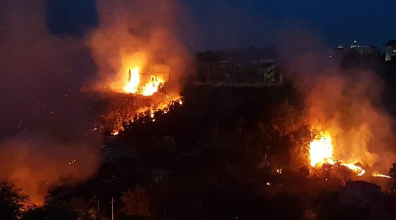 Incêndio florestal na Itália força moradores a evacuar