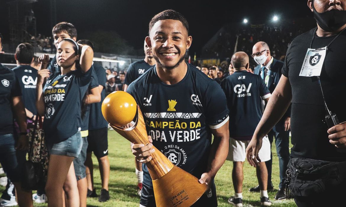 Copa de futebol sustentável entrega troféus de madeira certificada