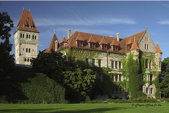 Sabe aquele castelo que ilustrava as caixas de lápis de cor que quase todo mundo tentava copiar quando era Criança? 
