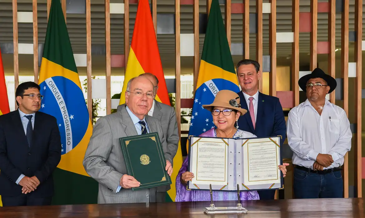 Brasil e Bolívia assinam acordo para produção de fertilizantes