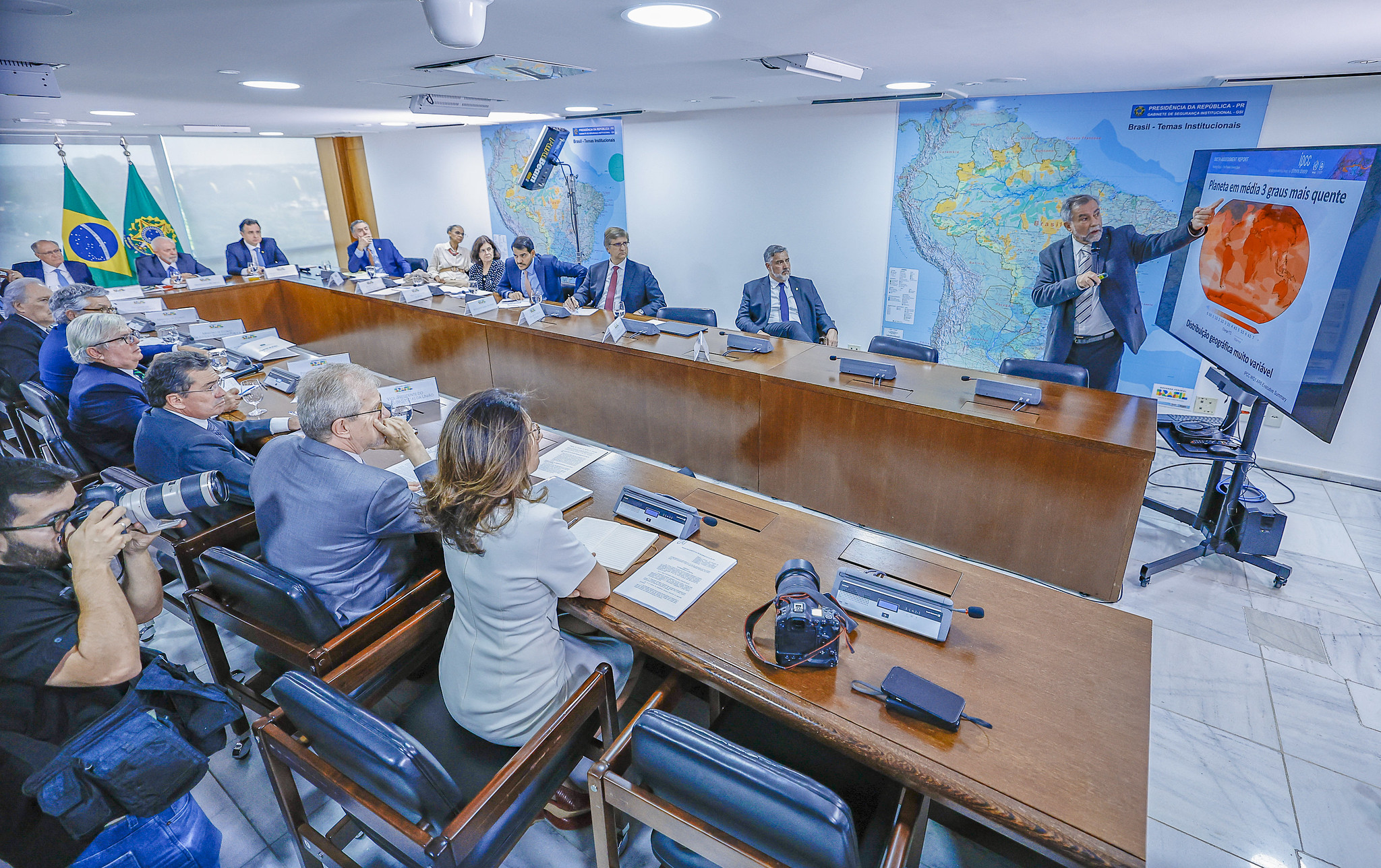 Professor da USP alerta o Governo Brasileiro sobre a Crise Climática em reunião