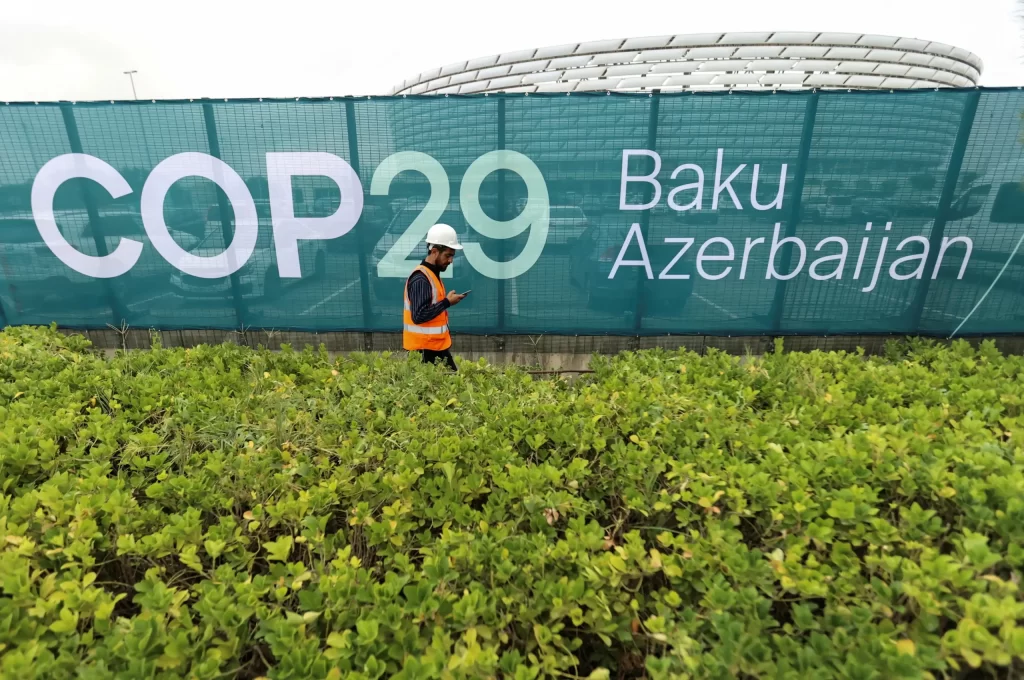 TRABALHADOR CAMINHA PERTO DO ESTÁDIO OLÍMPICO DE BAKU, LOCAL DA COP29, EM BAKU, NO AZERBAIJÃO FOTO: AZIZ KARIMOV/REUTERS - 18.OUT.2024