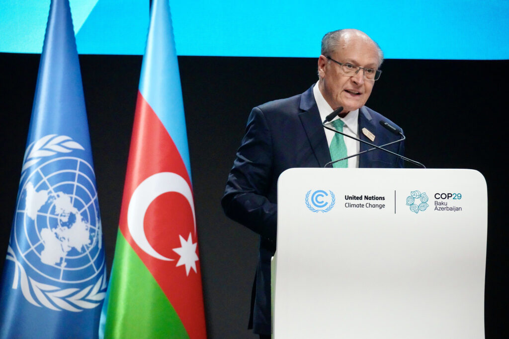 Vice-presidente Geraldo Alckmin discursa na plenária dos líderes da COP29 • Reprodução/Reuters