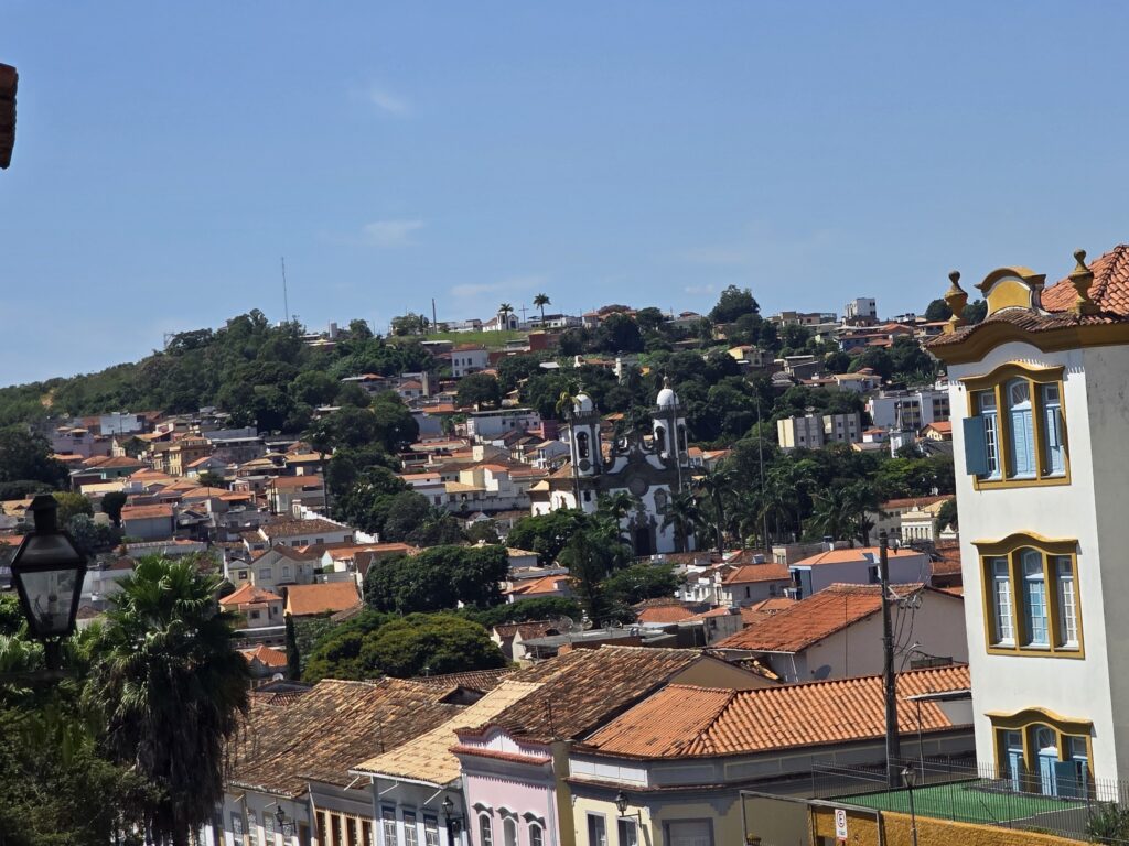 Foto: Arborização urbana na cidade história de São João del Rei, por Arthur Brasil.