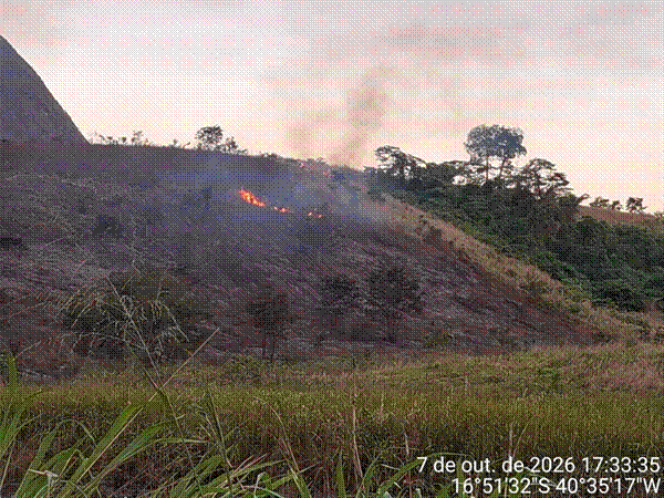 T&iacute;tulo: In&iacute;cio do inc&ecirc;ndio na TI Maxakali, em 7 de outubro de 2026. Foto: Projeto H&atilde;mhi Terra Viva - Descri&ccedil;&atilde;o: In&iacute;cio do inc&ecirc;ndio na TI Maxakali, em 7 de outubro de 2026. Foto: Projeto H&atilde;mhi Terra Viva
